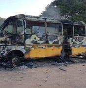 Micro-ônibus da Prefeitura de Maragogi pega fogo na zona rural do município