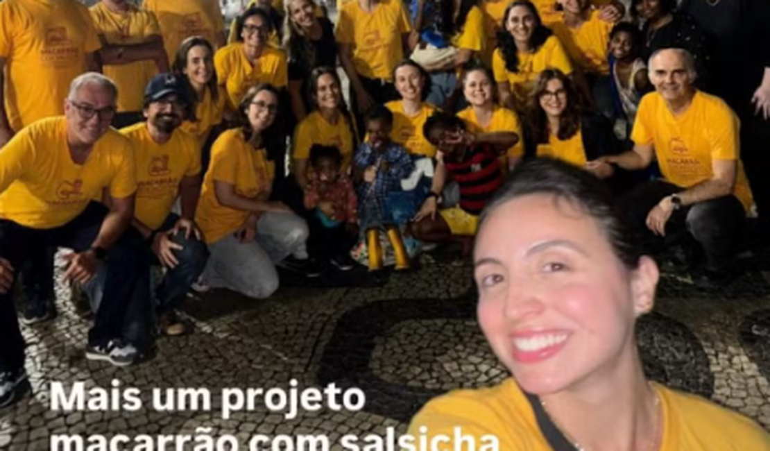 Bruna Marquezine e Shawn Mendes ajudam a distribuir quentinhas no Rio de Janeiro