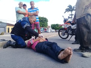 Idoso é atropelado por motocicleta próximo à Praça do Abacaxi