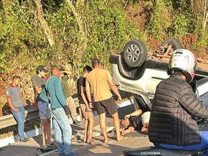Capotamento deixa uma pessoa ferida na Ladeira do Catolé, em Satuba