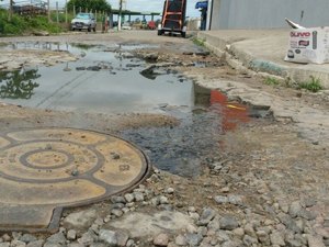 Moradores passam transtornos com esgoto que jorra dejetos no Agreste