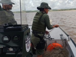 Polícia Militar apreende quase um quilômetro de redes de pesca irregular na Lagoa Mundaú