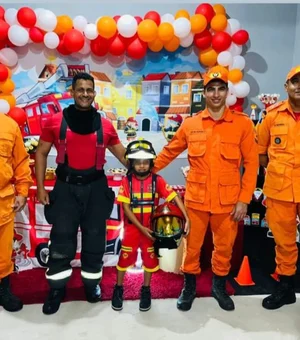Bombeiros surpreendem garoto de 8 anos durante aniversário em Água Branca