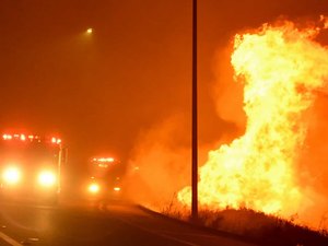  Incêndio em LA obriga cem mil pessoas a abandonar as suas casas