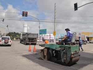 Operação tapa-buraco recupera vias na parte alta de Maceió