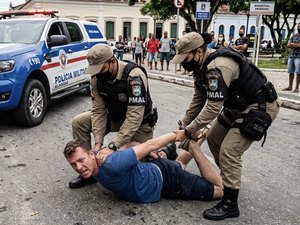Homem é preso após agredir policiais e resistir à abordagem em Marechal Deodoro