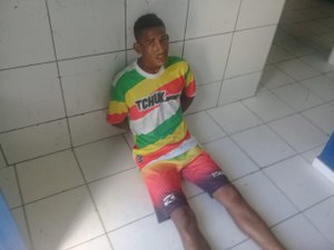 Jovem de 18 anos é preso com R$ 3 mil em drogas