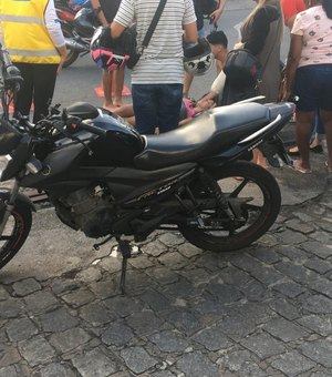 Colisão entre carro e moto deixa mulher ferida no Jacintinho