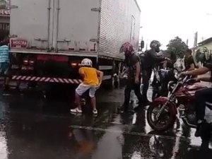 [Vídeo] Motociclista fica preso embaixo de caminhão em acidente de trânsito