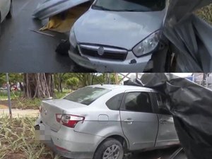 Pneu de carro estoura, veículo derruba tapume e invade obras da Praça Centenário