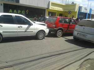 Acidente resulta em engavetamento no centro de Arapiraca