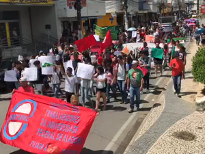 [Vídeo] Manifestação ““Tsunami pela Educação” é realizada no Centro de Arapiraca