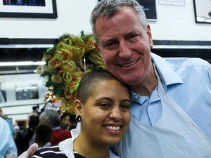 Filha do prefeito de Nova York é presa ao lado de manifestantes, acusada de 'reunião ilegal'