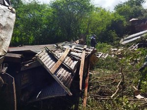 [ Vídeo] Motorista de caminhão morre após capotamento na Serra das Pias