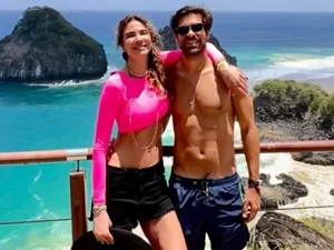 Luciana Gimenez posa ao lado do namorado em Fernando de Noronha