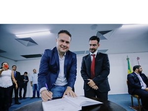 Renan Filho empossa João Lessa na Secretaria de Assistência Social