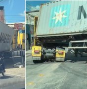 [Vídeo] Carreta quase tomba e deixa Av. Rio Branco interditada em Arapiraca