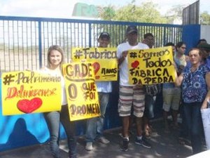 Funcionários da Fábrica da Pedra realizam manifestação contra o fechamento da indústria