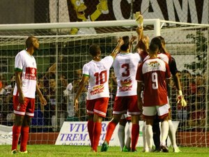 Dirigente nega que torcedor tenha atirado barra de ferro no goleiro Bruno