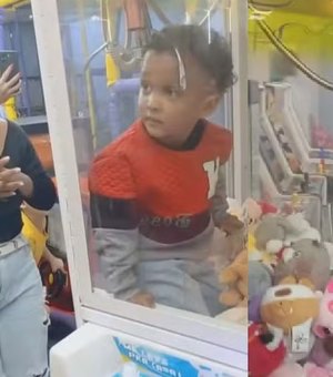 Criança de 4 anos entra em máquina de bichos de pelúcia; ‘Eu fiquei apavorada’, diz mãe
