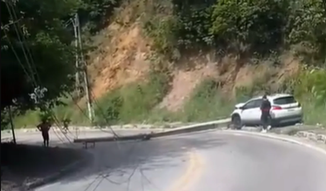 Carro derruba poste e interdita trecho da avenida Pierre Chalita, em Maceió