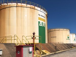 IMA multa e interdita o terminal de combustíveis do Porto de Maceió