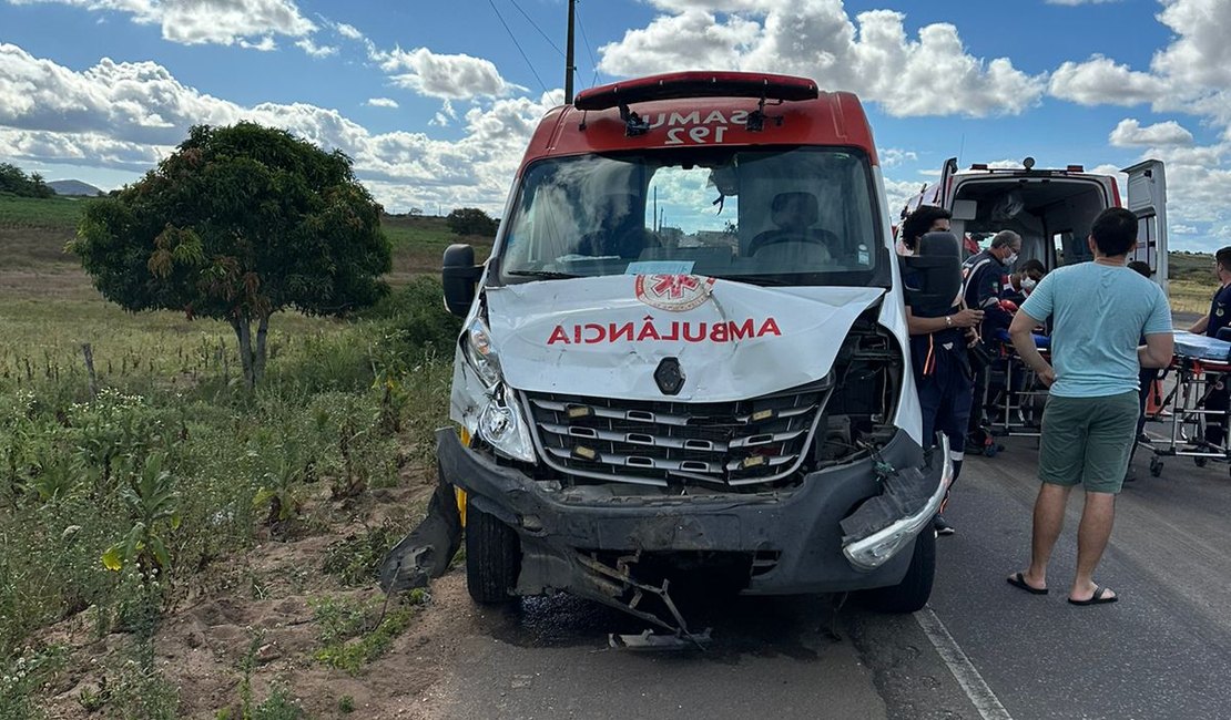 Ambulância do SAMU de Delmiro se envolve em acidente durante transferência de paciente