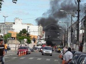 Comerciantes bloqueiam acesso à Praça do Pirulito em protesto contra falta de infraestrutura