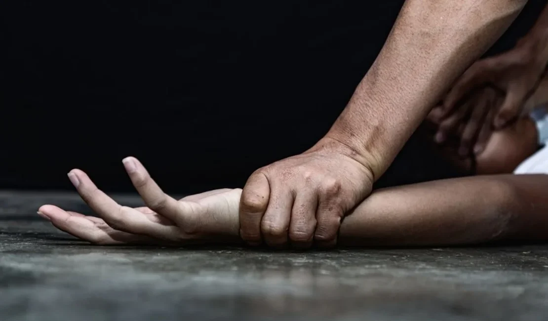 Com ciúmes, homem arranca e engole parte da boca da companheira