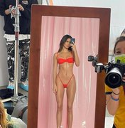 Foto de Kendall Jenner de microbiquíni vermelho impressiona e web compara: 'Corpo da Barbie'