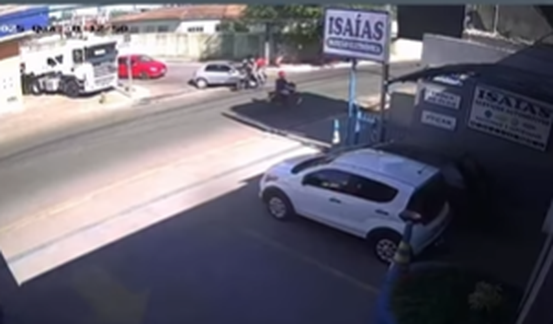 Motorista atinge motocicleta em cruzamento e foge, em Arapiraca