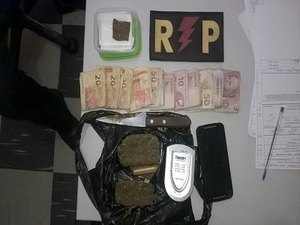 Homem é preso com maconha, dinheiro e balança de precisão
