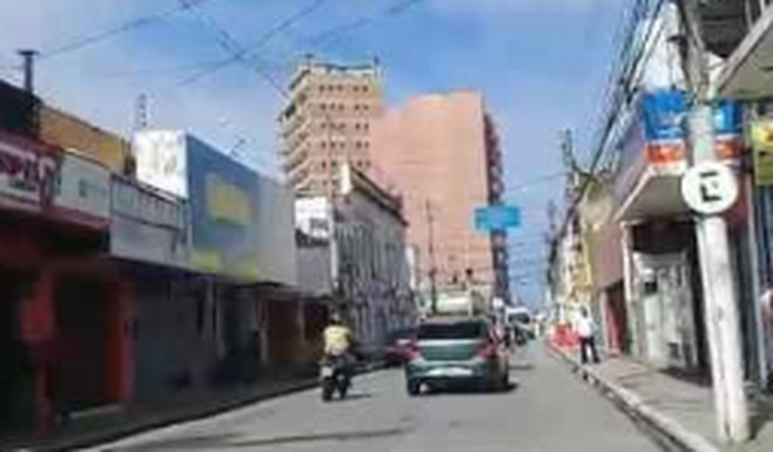Homem cai de telhado enquanto fazia reparos em loja no Centro de Maceió