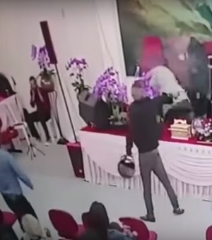 Homem atira em pastor no altar durante culto 