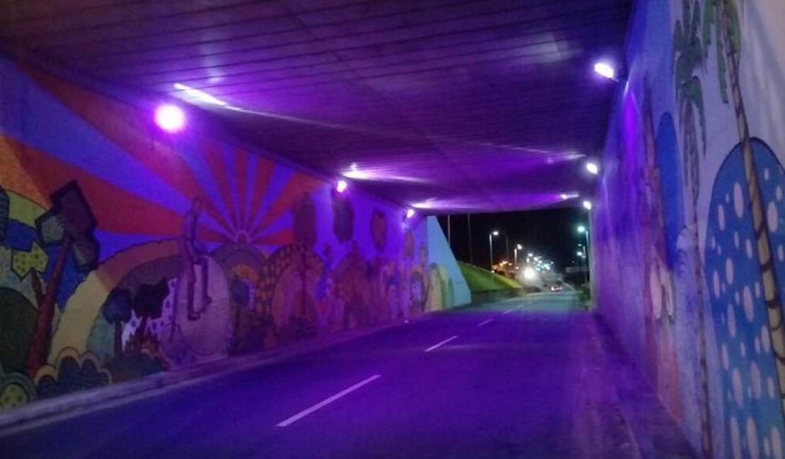 Viaduto de Maceió ganha iluminação especial na campanha Agosto Lilás