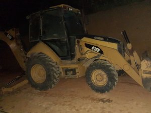 Retroescavadeira roubada em Maceió é recuperada em estado vizinho