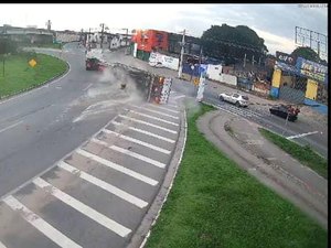 [Vídeo] Carreta prancha tomba na parte alta de Maceió e deixa trânsito lento