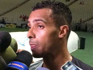 Atacante Elton, do Ceará, registra B.O por crime de racismo contra zagueiro do Inter