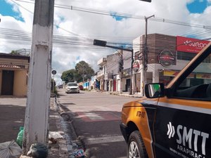 Semáforo próximo à igreja, no bairro Cacimbas apresenta pane elétrica