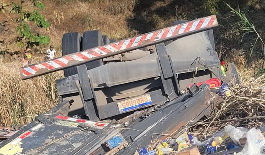 Corpo de motorista do caminhão que caiu em ribanceira é resgatado pelos bombeiros