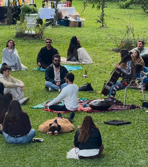 Jovens promovem encontro sem celulares para incentivar conexão presencial