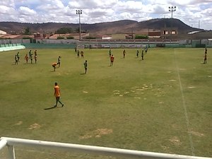CEO faz treino fechado e tem 19 jogadores regularizados