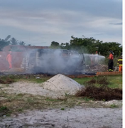 Kombi do SAAE de Penedo pega fogo, no bairro Vila Matias
