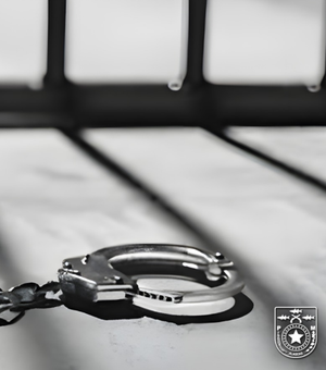 Polícia Militar prende dois homens por violência doméstica em Penedo