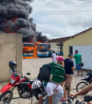[Vídeos] Ônibus pegam fogo em garagem de empresa de transporte coletivo de Arapiraca