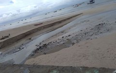 Lixo está espalhado na areia da praia de Maragogi