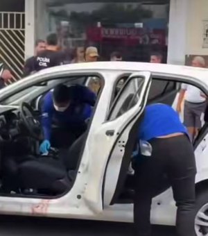 [Vídeo] Polícia Científica realiza perícia em carro onde policiais foram mortos em Delmiro