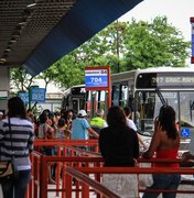 Mulher é flagrada ofendendo passageiros negros em terminal de ônibus