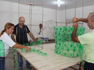 Artesãos coletam material reciclado para Natal de Arapiraca