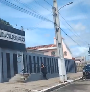 Homem é detido com faca no Centro de Arapiraca e alega 'defesa pessoal'
